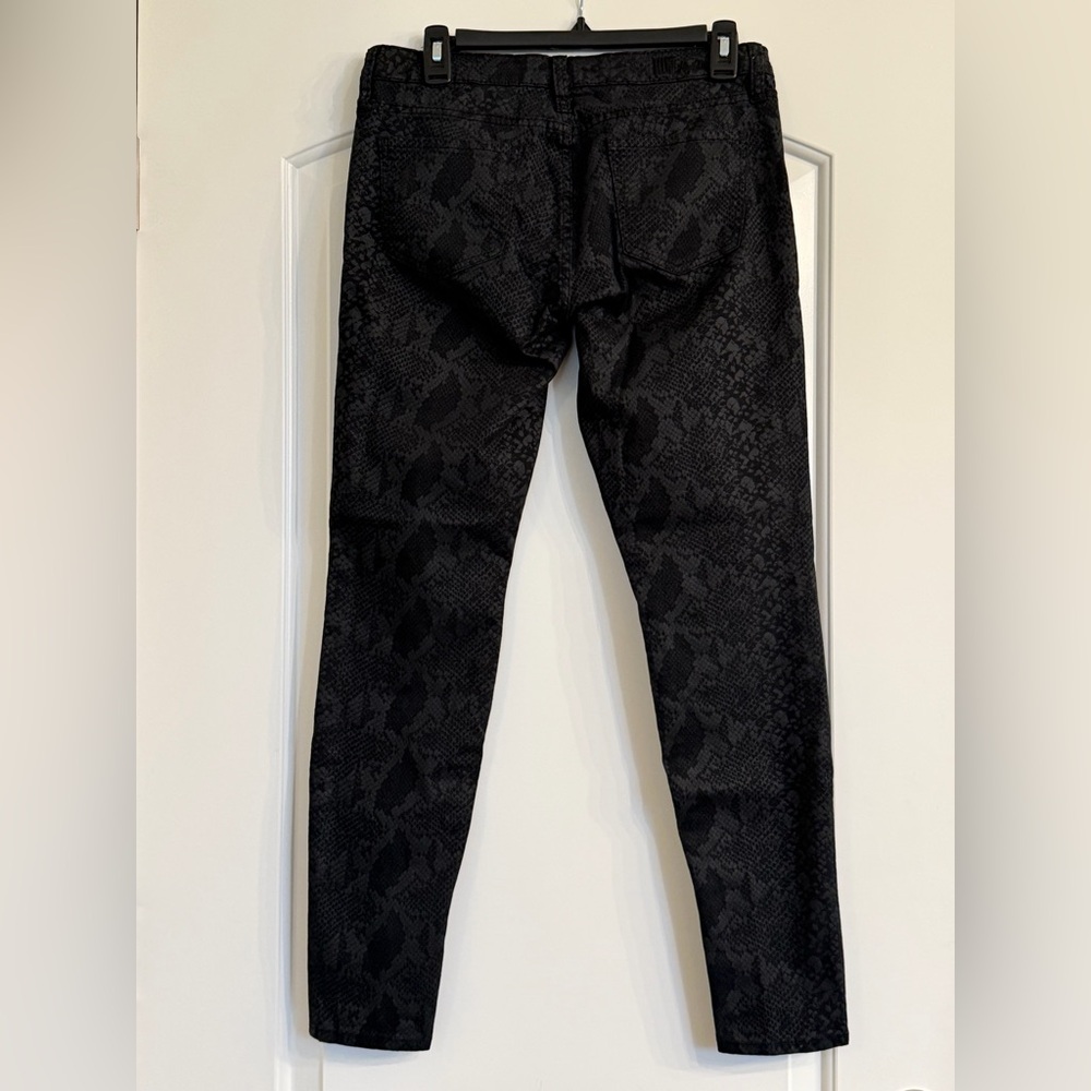 Kut from the Kloth, Jennifer Ultra Skinny Black Snakeskin Pattern Jeans, Size 6 - Picture 2 of 11